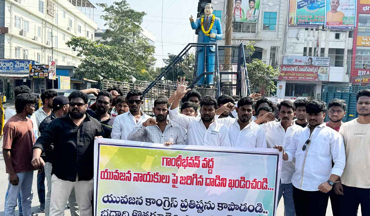 Youth Congress activists stage protest against clash at Gandhi Bhavan