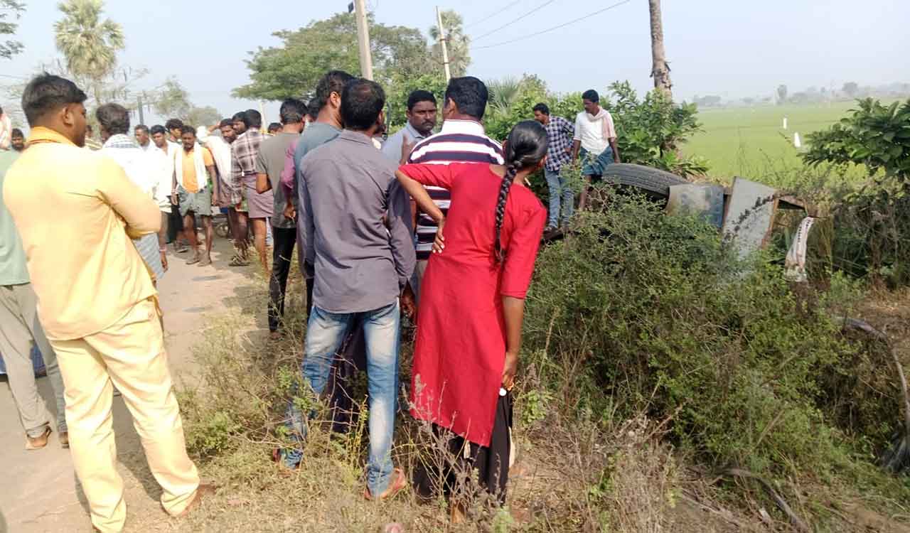 Telangana: Six farm labourers injured as tractor overturns in Khammam
