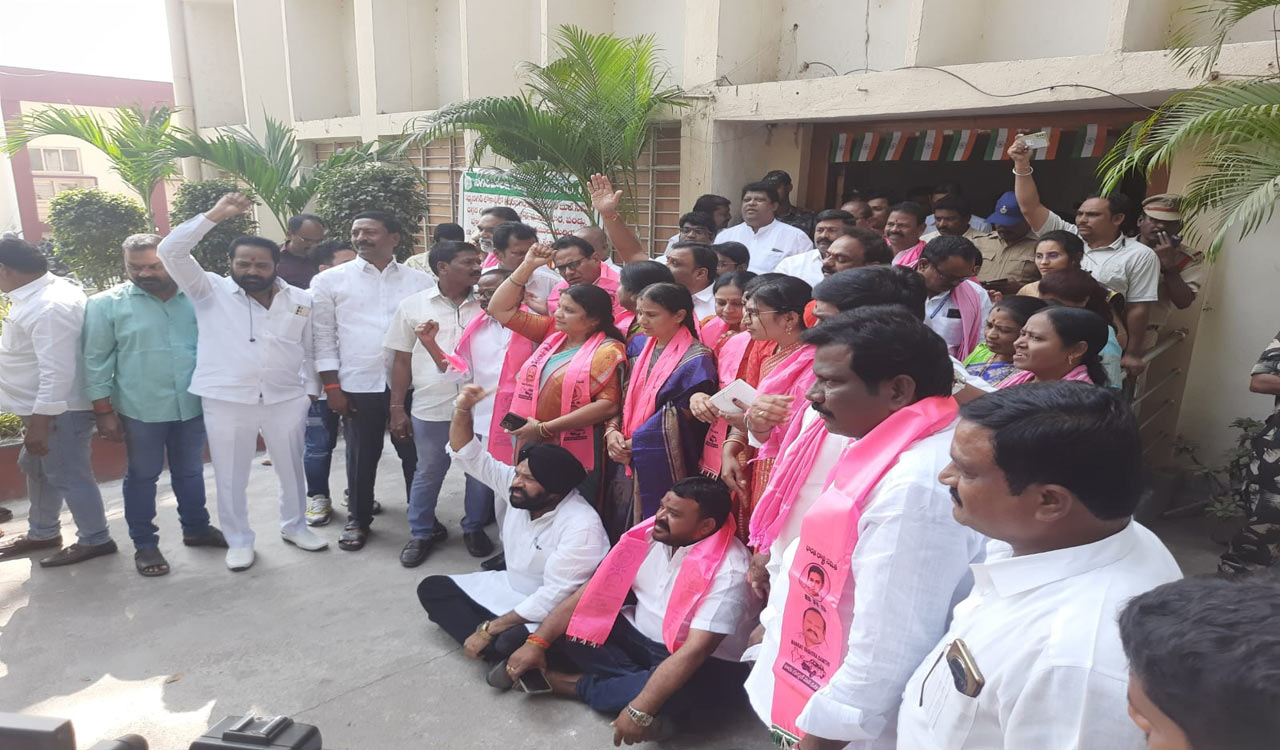 BRS corporators stage protest at Karimnagar Municipal Corporation