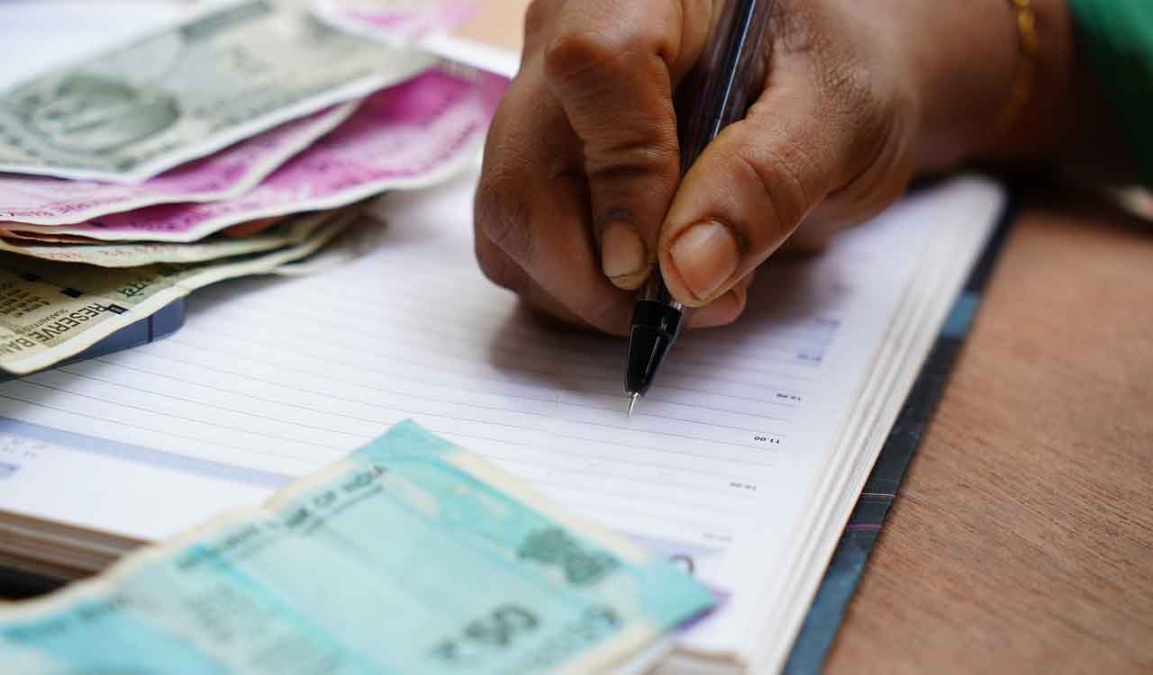 Narayanpet: Govt official demands Rs 8 lakh bribe for issuing land acquisition compensation cheques