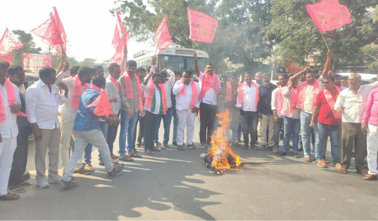 Rythu Bharosa betrayal: BRS burns Revanth Reddy’s effigy in Manakondur