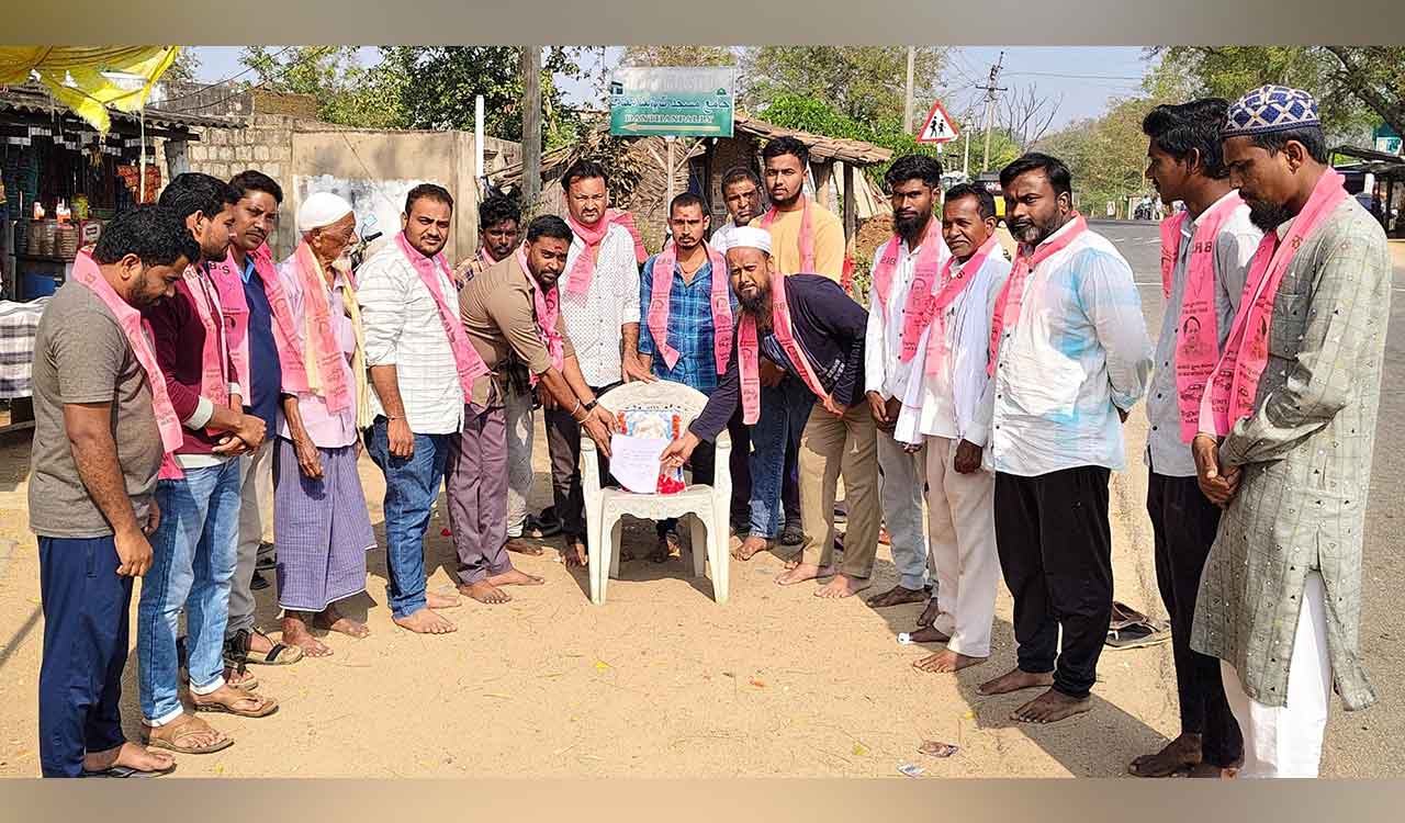 BRS cadres submit representations to Gandhi statues in Adilabad