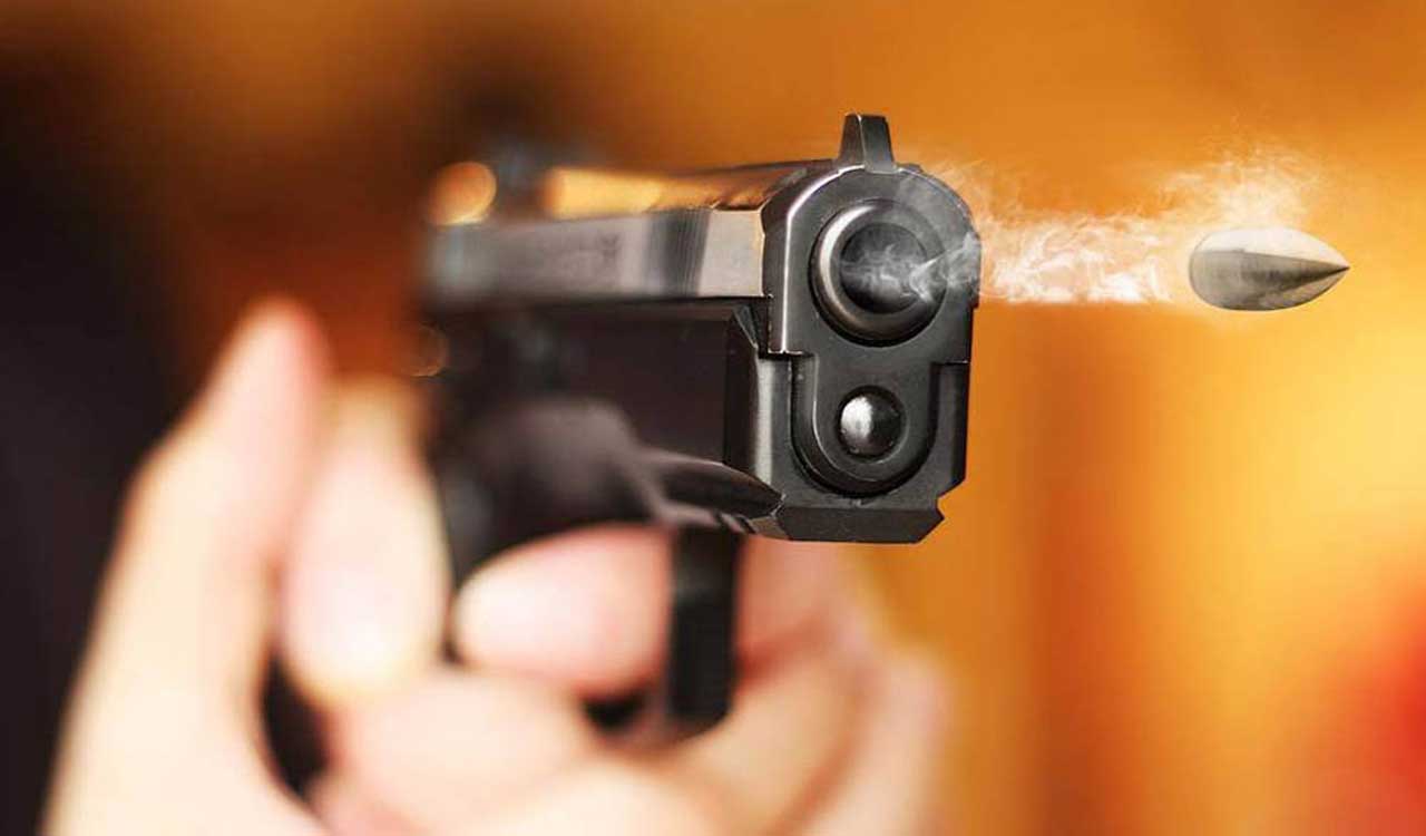 4 police officers shot in San Antonio; suspect is still at the scene