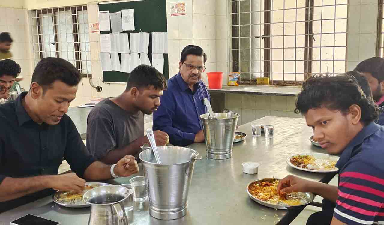 JNTU-H V-C holds surprise inspections at hostels