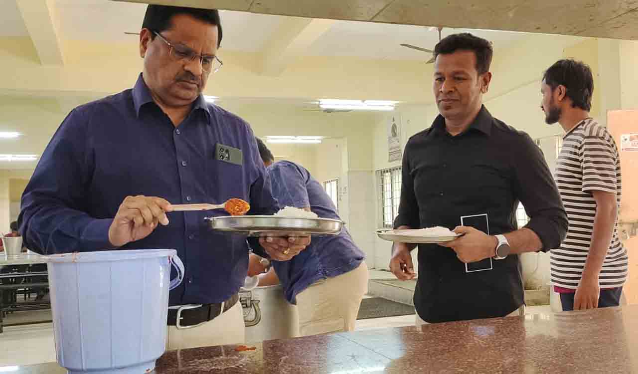 JNTU-H V-C holds surprise inspections at hostels