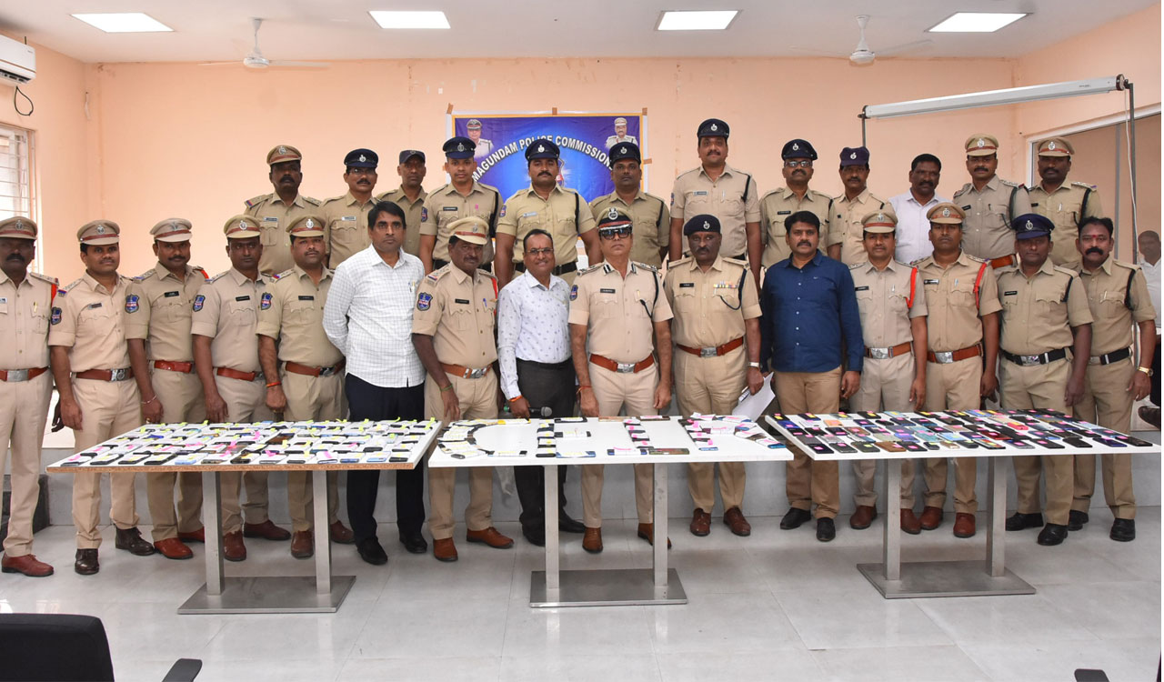Ramagundam cops hand over 200 mobile phone to owners