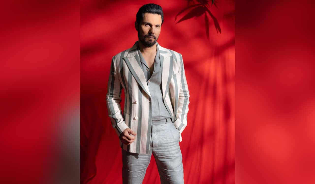 Randeep Hooda jets off to Budapest; next Hollywood project in pipeline?