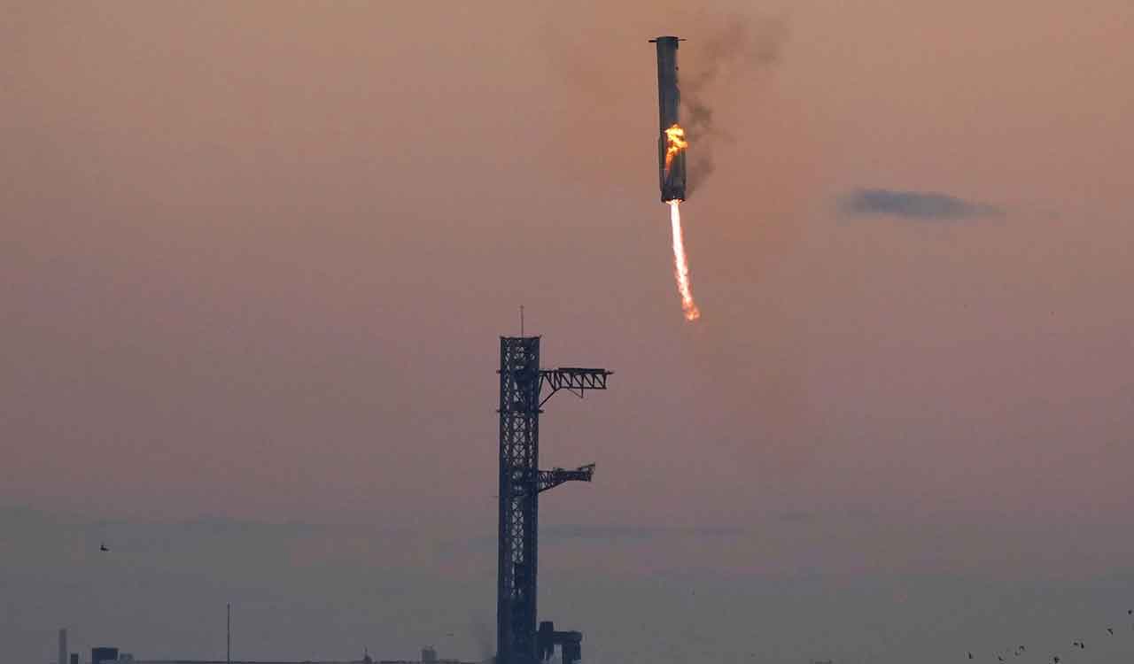 Starship test: SpaceX captures a rocket booster at the launch pad, loses the spacecraft