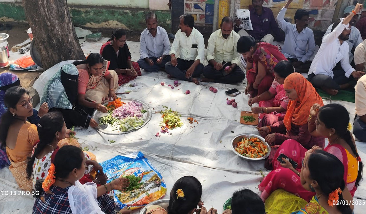 Strike of Samagra Shiksha Abhiyan employees cross 24 days in Telangana
