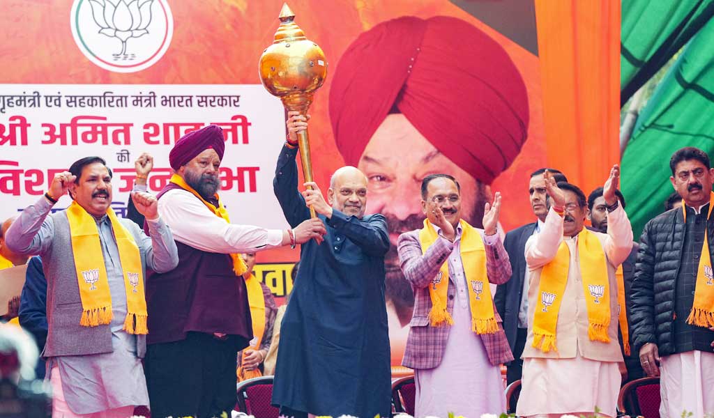 Amit Shah accuses AAP of ‘looting’ Delhi