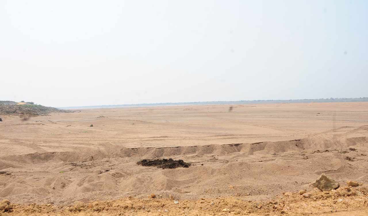 Telangana: 120-km Godavari stretch, once brimming with water, turns bone dry