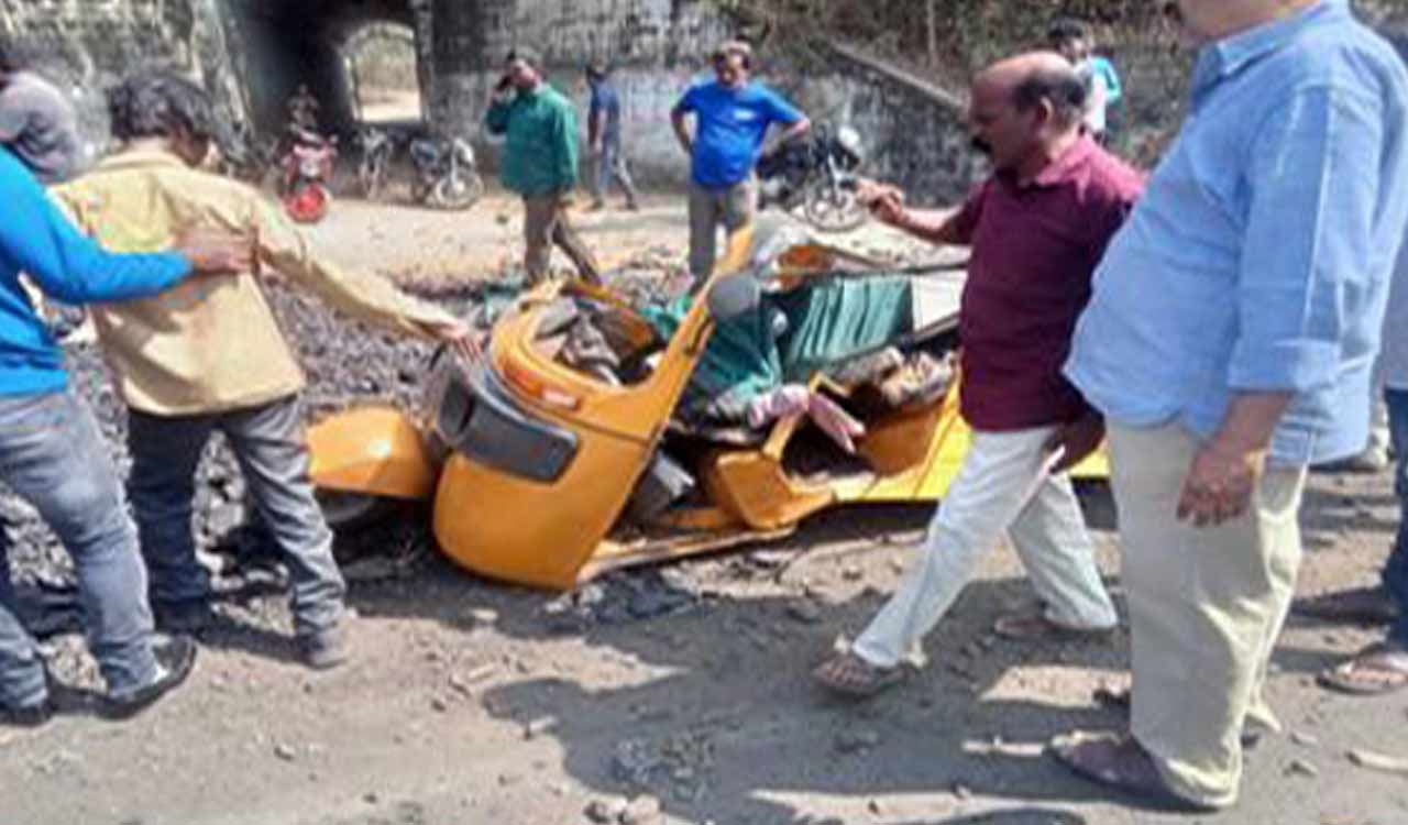 Kothagudem: Lucky escape for driver as coal tipper rams auto-rickshaw