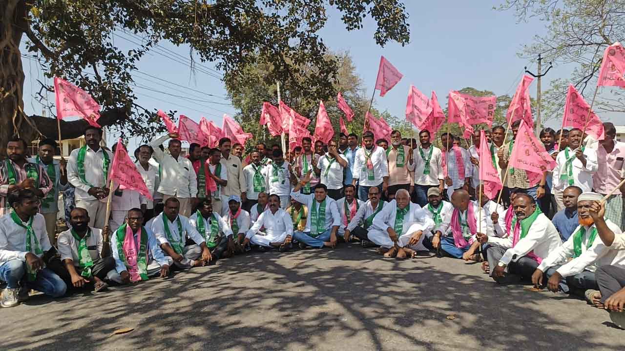 BRS cadre fume against govt for delaying payment of bonus to fine rice