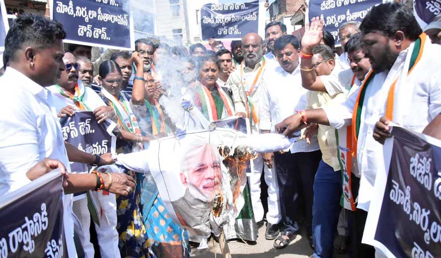 Congress cadre burn effigies of Prime Minister, Finance Minister after raw deal in Budget