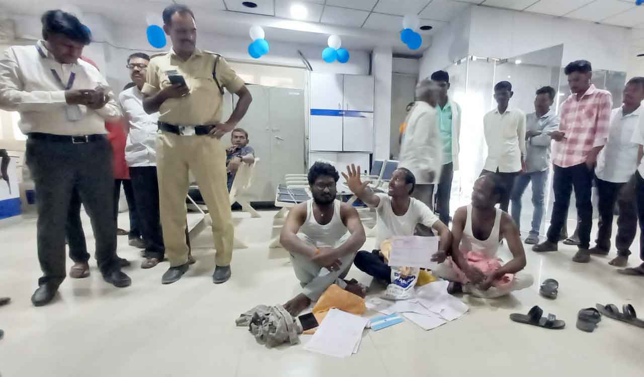 Telangana: Farmers stage sit-in in bank protesting delay in payment of funds in Adilabad