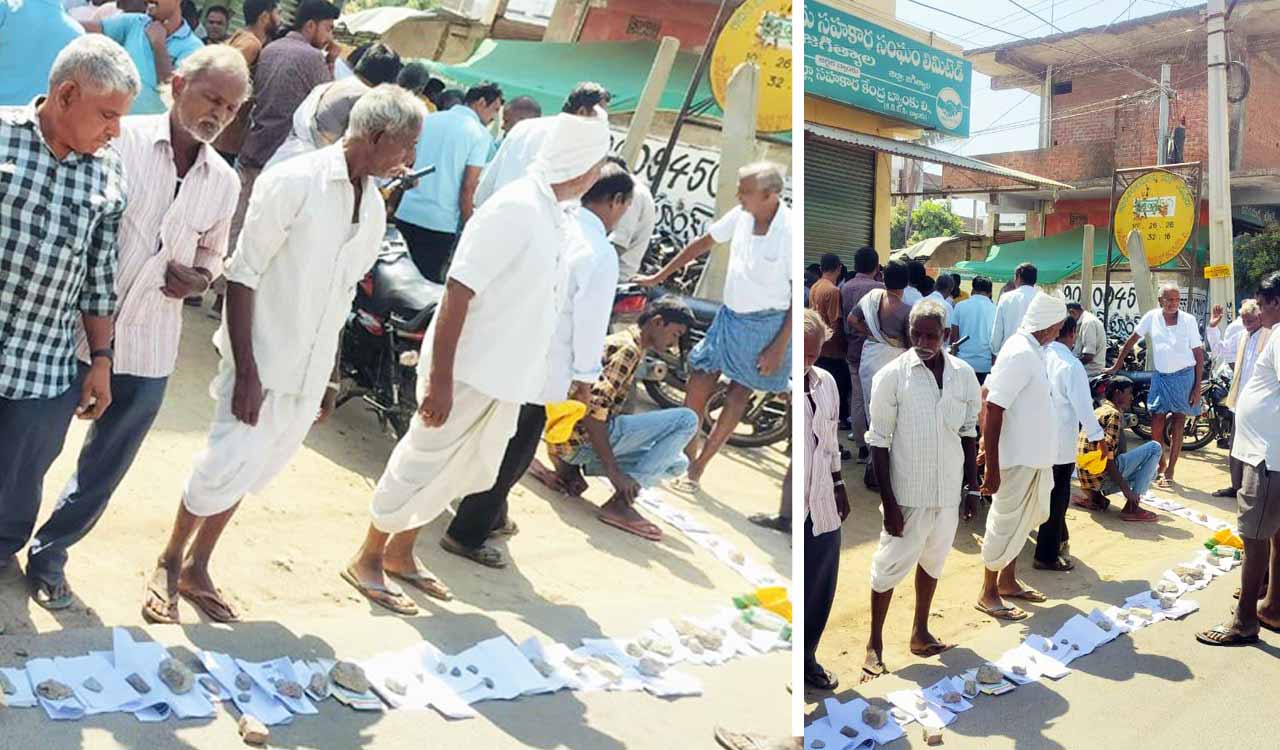 Farmers in queues for fertilizer becomes common sight in Telangana
