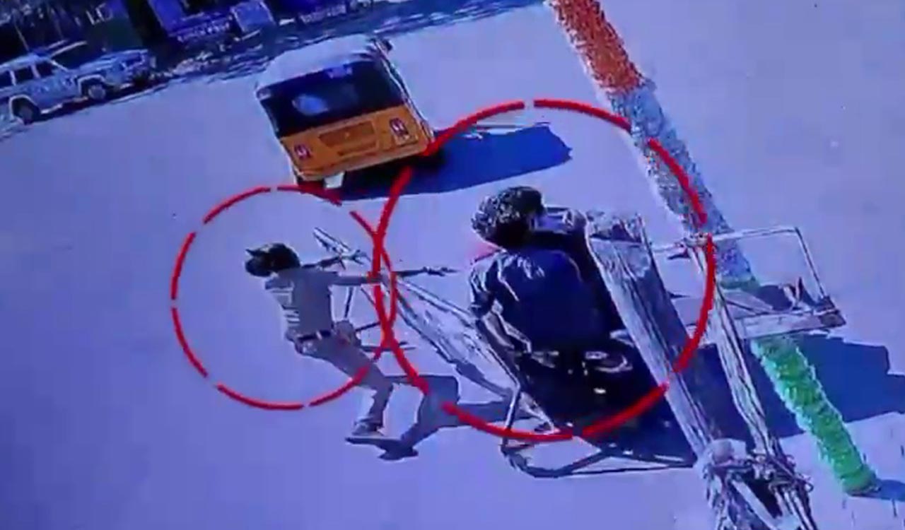 Watch: Suspected ganja smugglers hit barricades, escape from police at Telangana’s Bhadrachalam