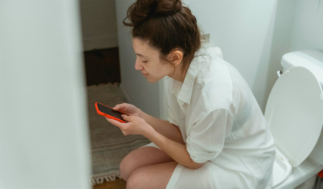 Hidden danger of using your phone on toilet – What doctors want you to know