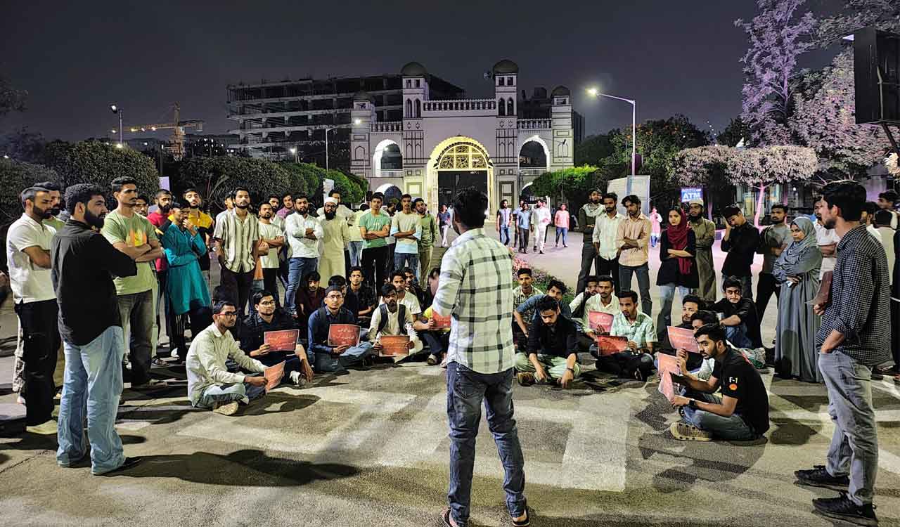 Hyderabad: MANUU students protest against CM Yogi’s anti-Urdu remarks