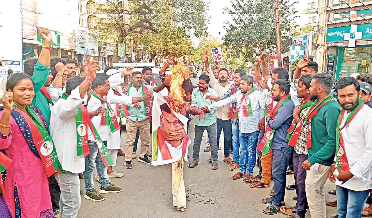 Suryapet: Backward Classes JAC members burn effigy of former Minister Jana Reddy