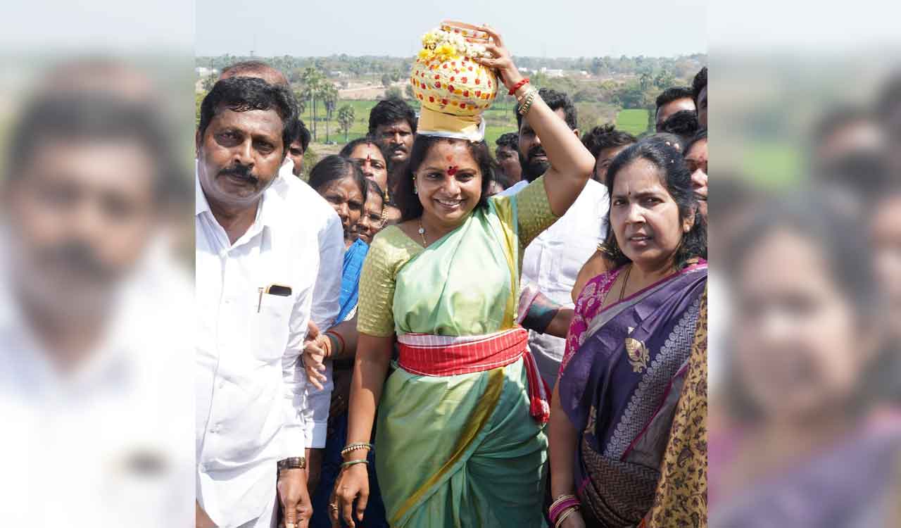 Kavitha offers Bonam at Lingamanthula Jathara, prays for Telangana’s prosperity