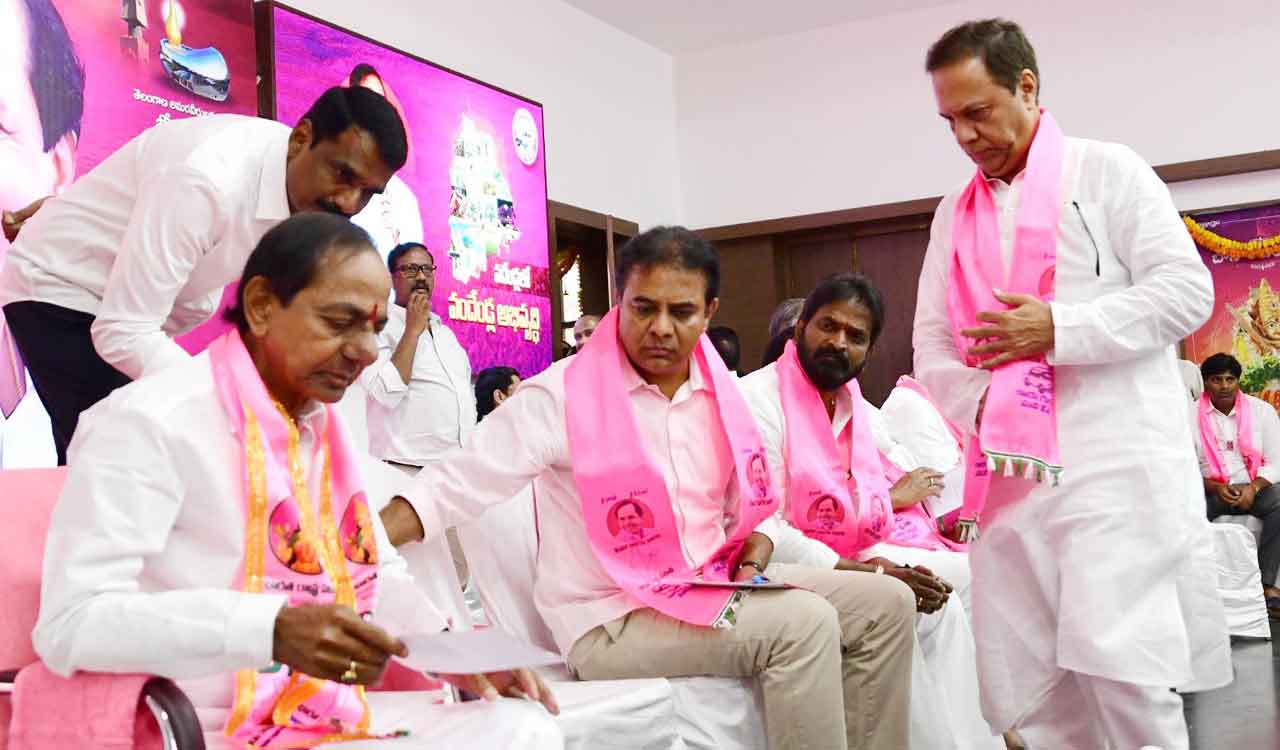 KCR chairs BRS executive meeting, charts path for party’s future
