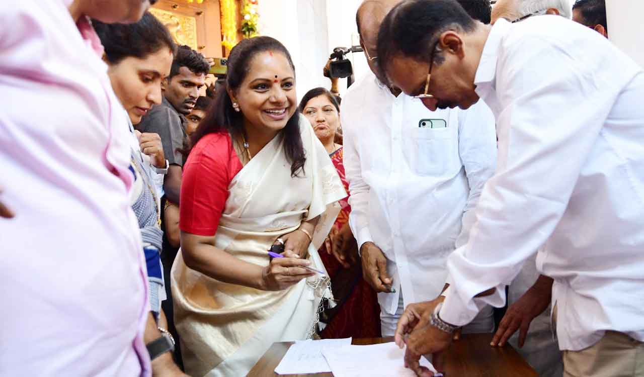 KCR chairs BRS executive meeting, charts path for party’s future