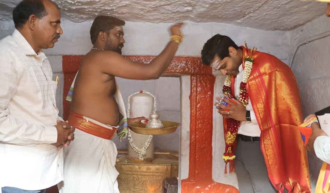 Khammam Collector Muzammil Khan offers prayers at Tirthala Sangameshwara Swamy Temple