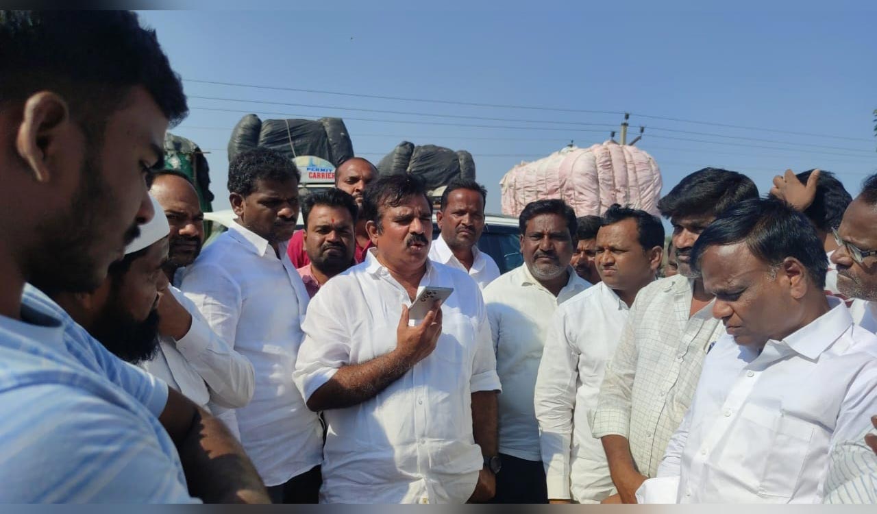 Telangana: Former MLA demands CCI to resume cotton procurement