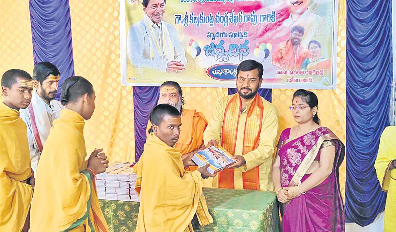 KCR’s birthday: BRS leader Nama Ravi distributes books to Vedic students