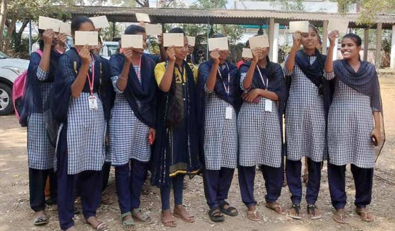 Khammam college girls take up postcard movement against Congress government