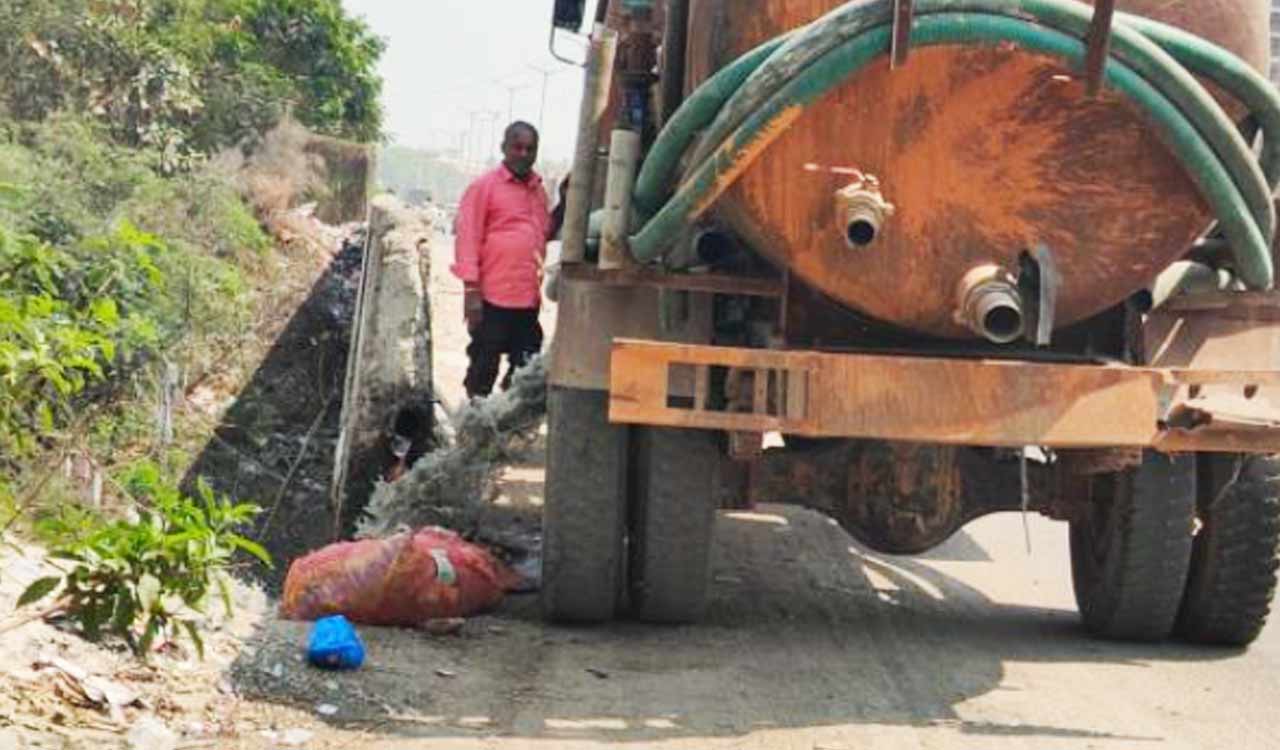 Sangareddy: Tanker releasing septic tank waste into Nakkavagu caught in Patancheru