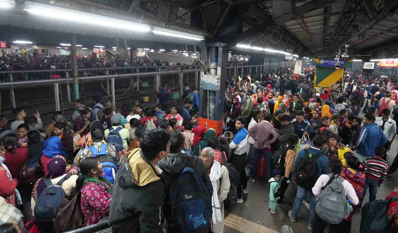 Stampede-like situation at New Delhi railway station due to Maha Kumbh rush