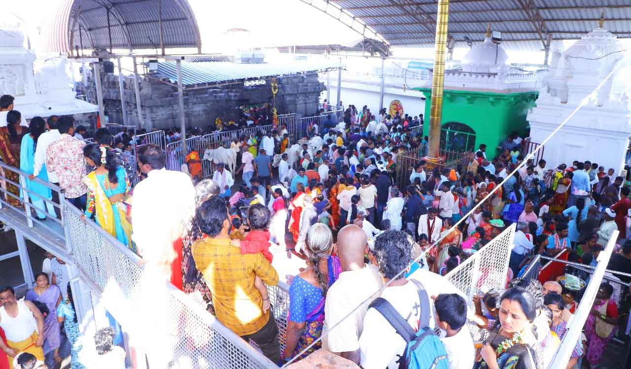 Over 48,000 devotees throng Vemulawada shrine on Monday