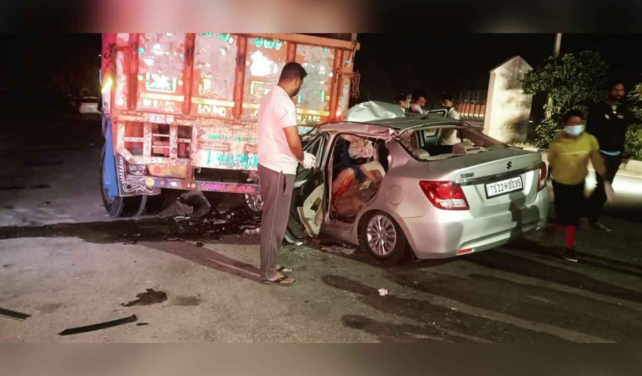 Telangana: Two killed and one injured on Hyderabad-Ramagundam highway