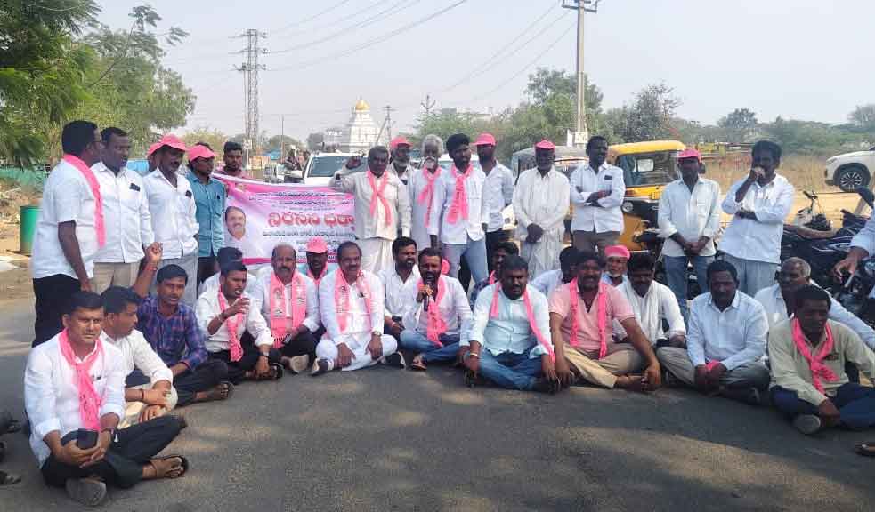 BRS leaders stage ‘rasta roko’ to expose plight of roads in Narayankhed