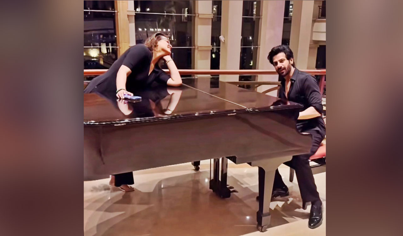 Shilpa Shirodkar, Karanveer Mehra give hilarious spin to song ‘Ruk Ja O Dil Deewane’