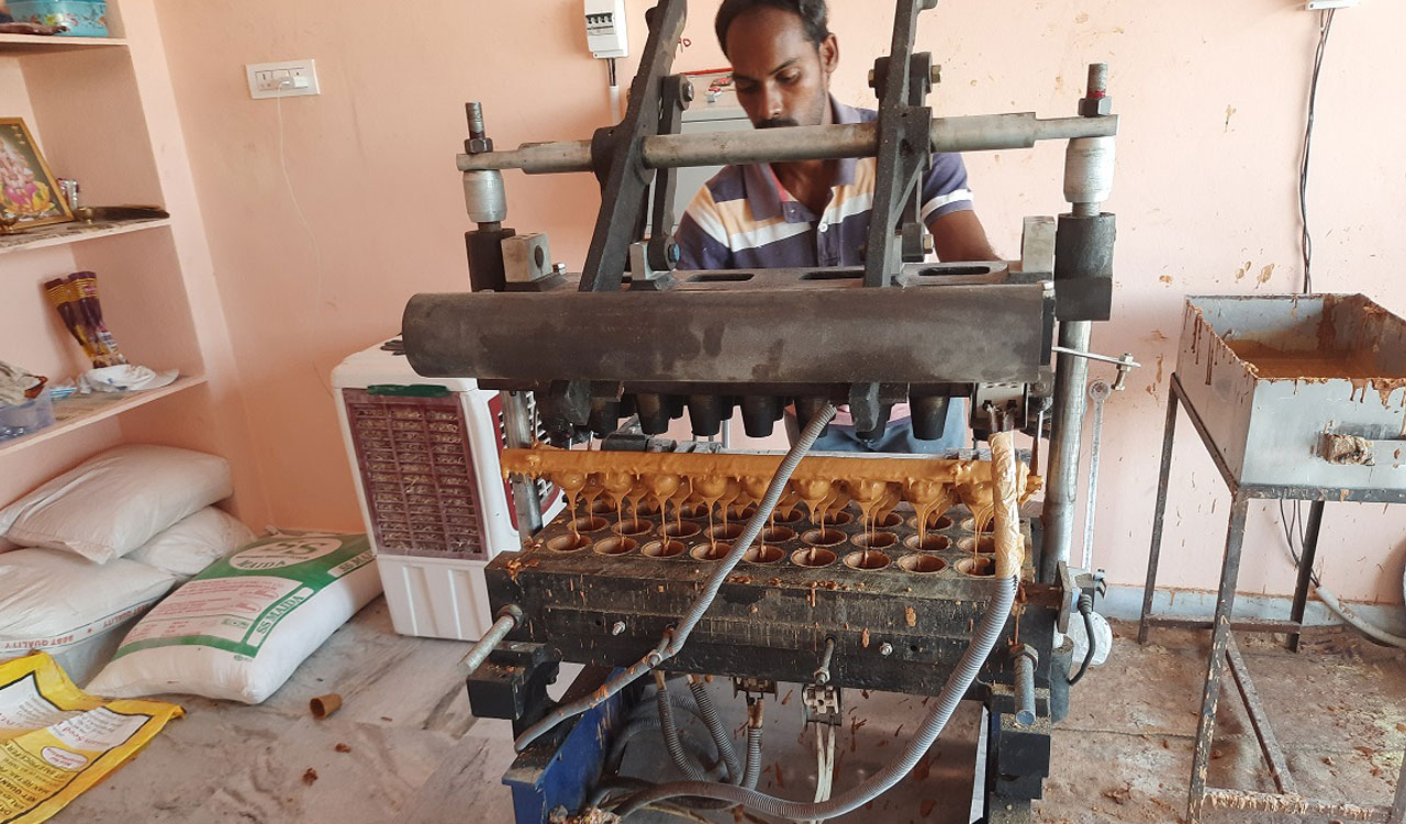 Now you can drink tea from this cup and eat it too! Edible cups attract customers in Karimnagar
