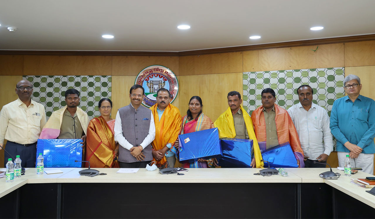 Telangana: Girl child born on RTC bus in Gadwal gets free lifetime travel