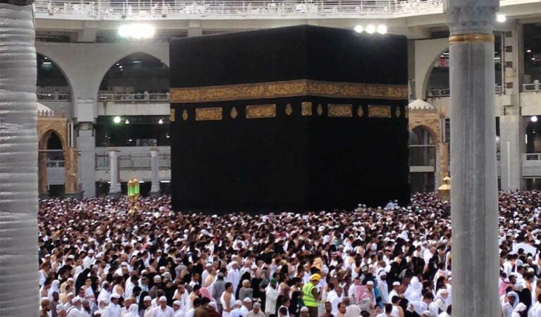 Pilgrims urged to be cautious while taking photos in Makkah, Madinah