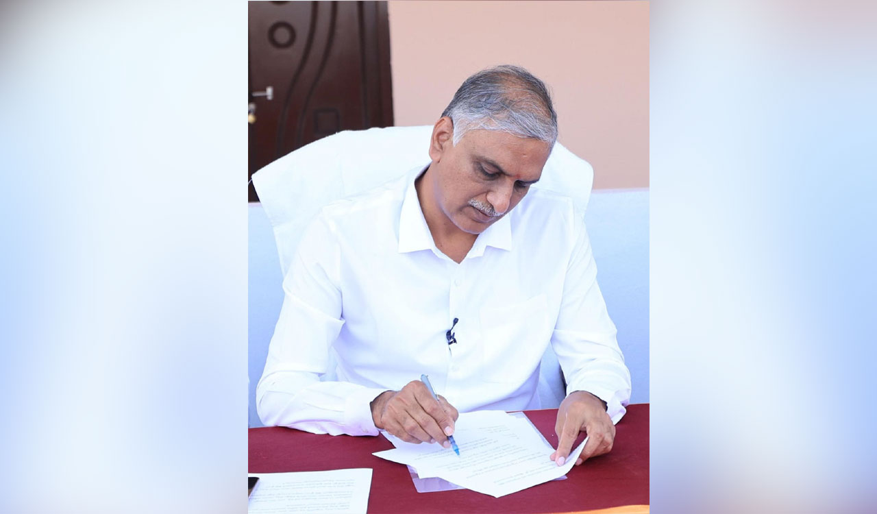 Harish Rao asks Uttam Kumar Reddy to lift water to Ranganayaka Sagar to meet yasangi needs