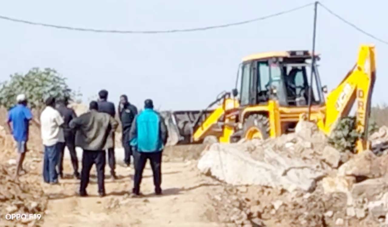 Hyderabad: HYDRAA demolishes encroachments at Suram Cheruvu