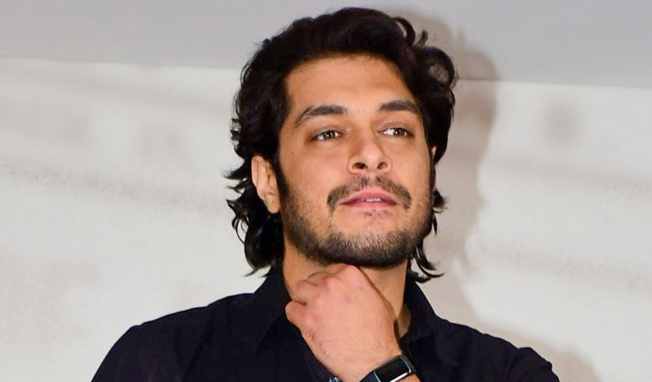 Junaid finally reveals what’s in his backpack, why he travels in a rickshaw