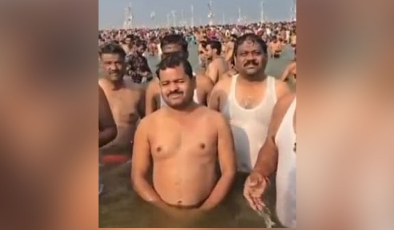 Karnataka contractors take holy dip at Sangam, pray for clearance of pending bills