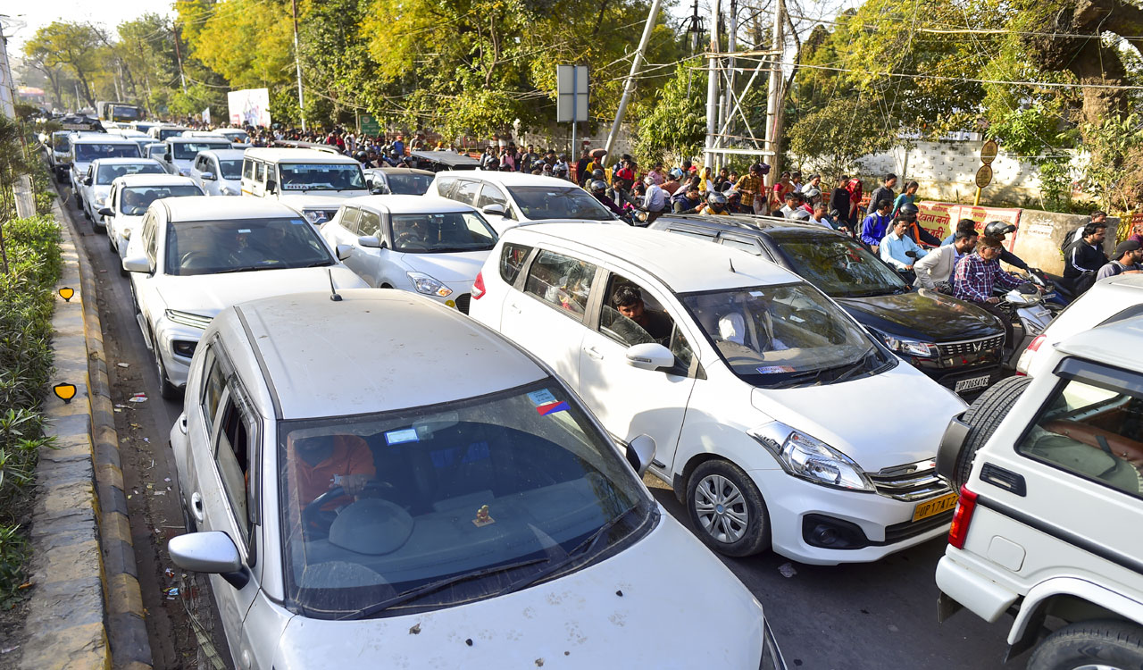 Maha Kumbh: Traffic increases at MP-UP border on weekend