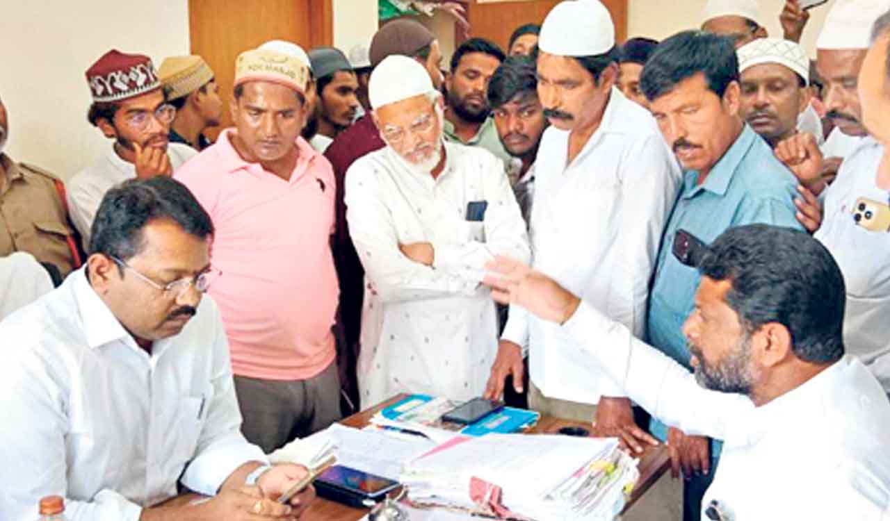 Telangana: Mallanna Sagar oustees stage protest at Gajwel RDO office