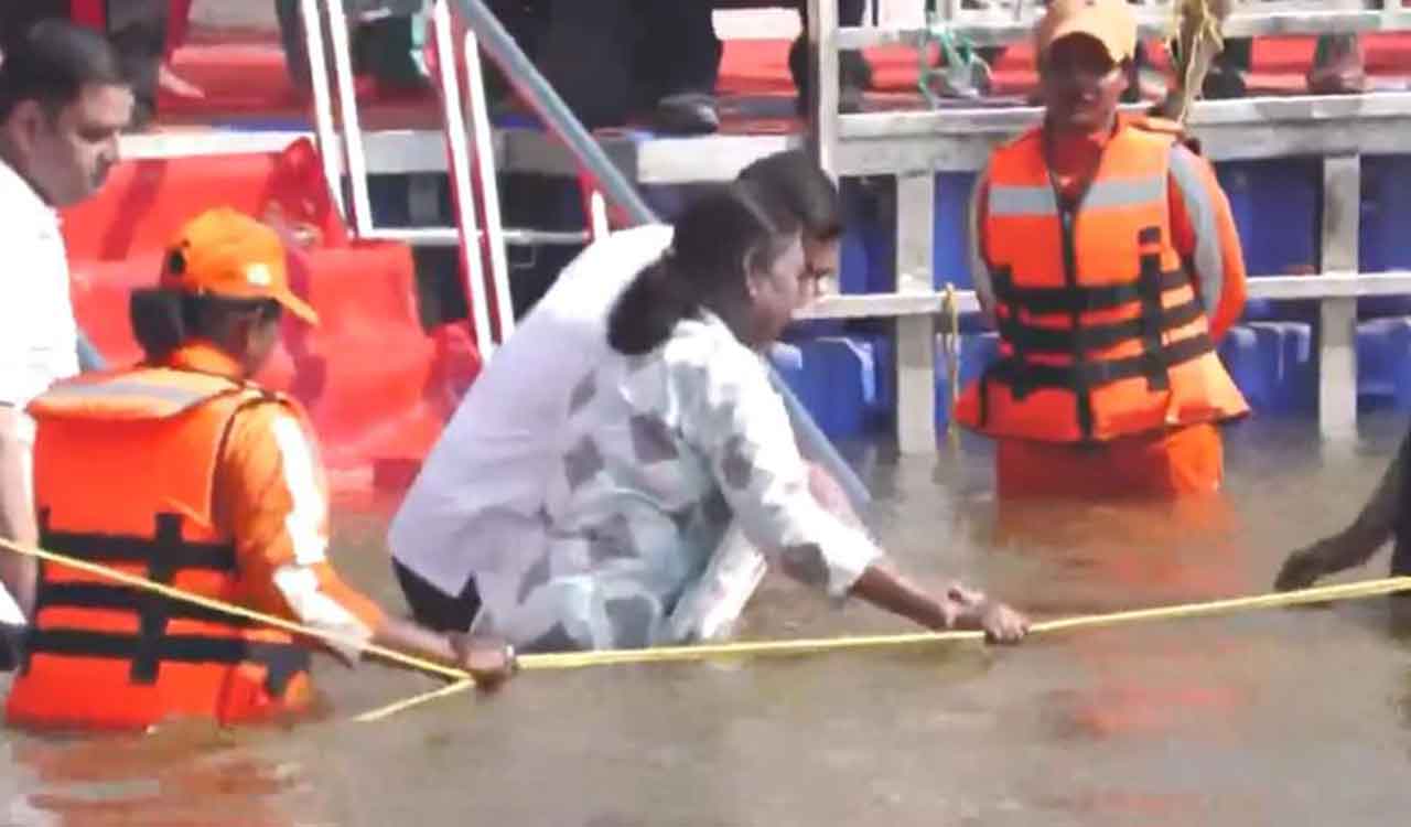 Maha Kumbh: President Droupadi Murmu takes holy dip at Sangam