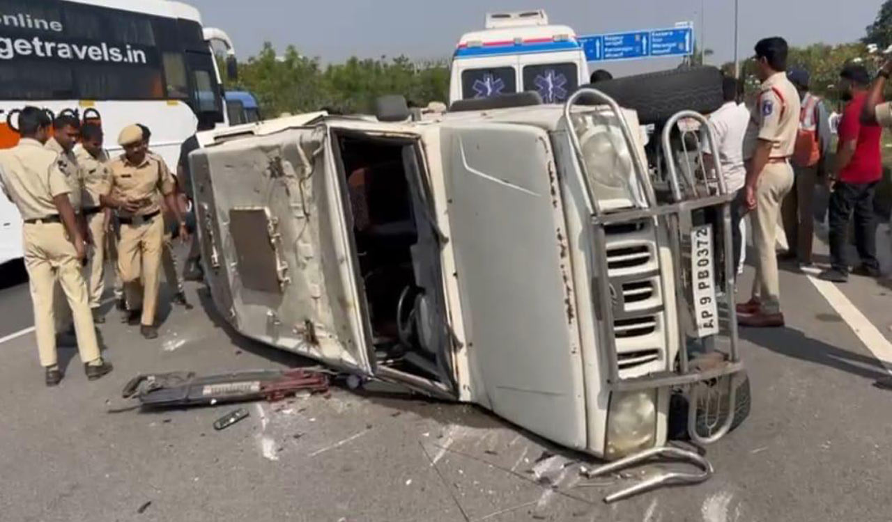 Sangareddy: Four policemen injured after vehicle overturns at Muthangi