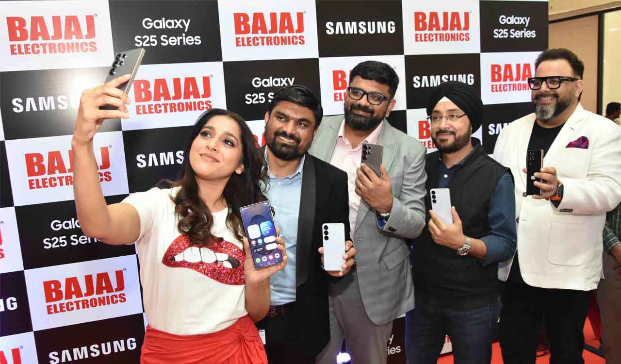 Actress Rashmi Gautam hands over Galaxy S25 phones in Hyderabad