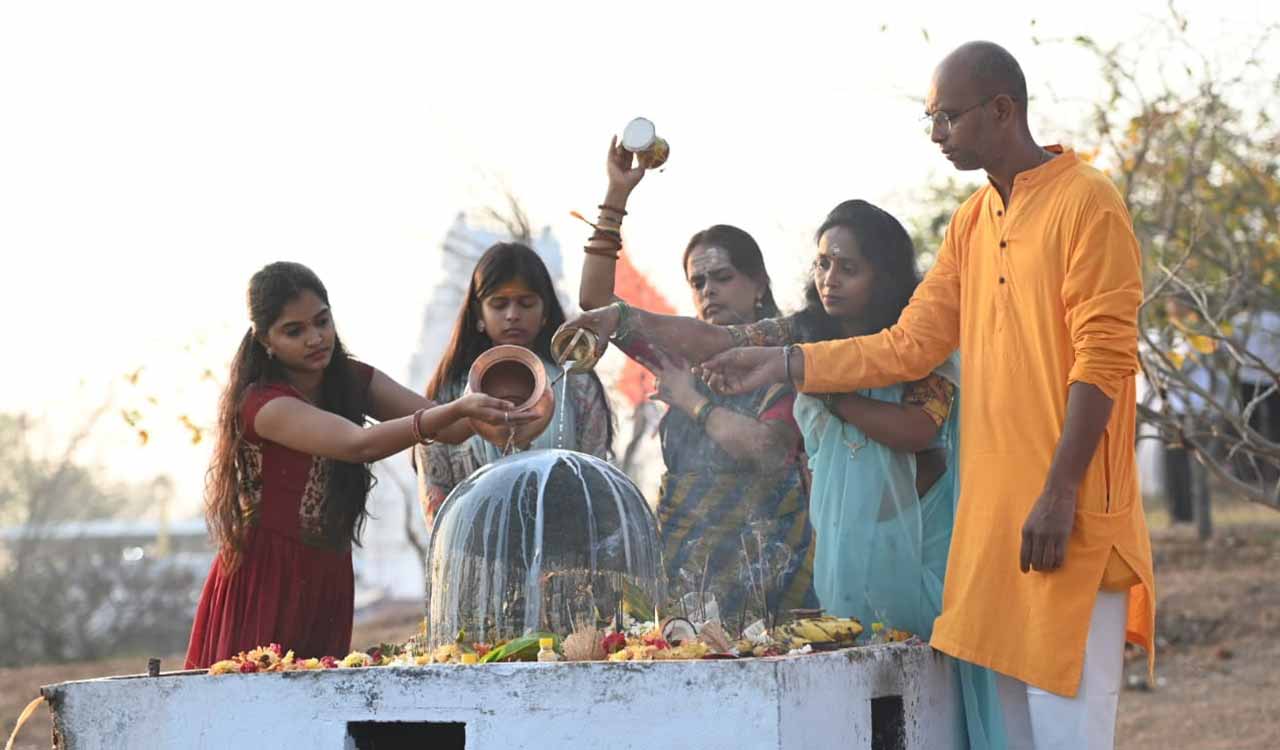 Devotees throng Shiva temples in Hyderabad